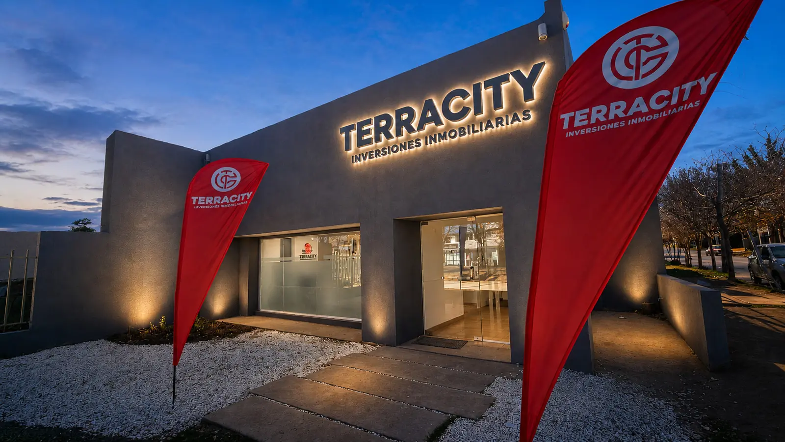 Fachada nocturna de Terracity Inversiones Inmobiliarias